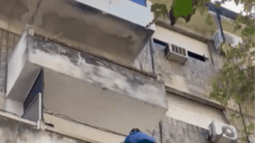 El hombre quedó colgado del balcón del cuarto piso antes de caer al vacío en pleno centro de Rosario. El hombre quedó colgado del balcón del cuarto piso antes de caer al vacío en pleno centro de Rosario.