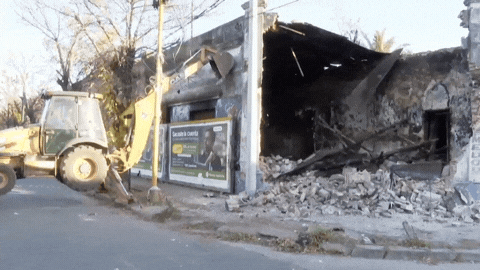 Con aplausos de vecinos, la Provincia de Santa Fe derrumbó el búnker de drogas en Zazpe y Zavalla Con aplausos de vecinos, la Provincia de Santa Fe derrumbó el búnker de drogas en Zazpe y Zavalla