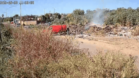 El móvil de AIRE volvió a recolectar reclamos de vecinos de barrio Los Hornos de la ciudad de Santa Fe por quemas constantes de un micro basural en Gorostiaga y Zavalla. El móvil de AIRE volvió a recolectar reclamos de vecinos de barrio Los Hornos de la ciudad de Santa Fe por quemas constantes de un micro basural en Gorostiaga y Zavalla.