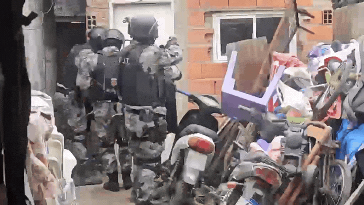 La Policía de Investigaciones de la Provincia realizó 13 procedimientos en los barrios Colastiné Norte, Coronel Dorrego y Chaparral. La Policía de Investigaciones de la Provincia realizó 13 procedimientos en los barrios Colastiné Norte, Coronel Dorrego y Chaparral.