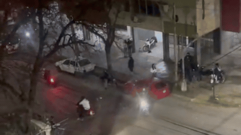Cansados de los disturbios nocturnos, vecinos de barrio Las Flores se autoconvocaron para exigir controles permanentes y patrullajes en la zona. Cansados de los disturbios nocturnos, vecinos de barrio Las Flores se autoconvocaron para exigir controles permanentes y patrullajes en la zona.