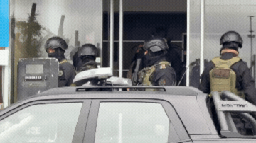 Las cámaras de AIRE registraron el momento en que el dirigente político fue retirado del edificio del Dique 2 del Puerto de Santa Fe, tras el allanamiento realizado por la PDI. Las cámaras de AIRE registraron el momento en que el dirigente político fue retirado del edificio del Dique 2 del Puerto de Santa Fe, tras el allanamiento realizado por la PDI.