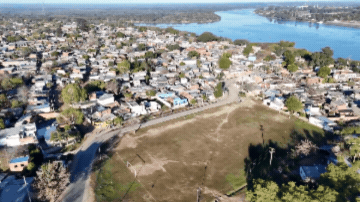 Se calcula que cerca de 20.000 personas viven en el distrito de Alto Verde, una zona que ante crecidas extraordinarias queda totalmente rodeada por el agua. Se calcula que cerca de 20.000 personas viven en el distrito de Alto Verde, una zona que ante crecidas extraordinarias queda totalmente rodeada por el agua.