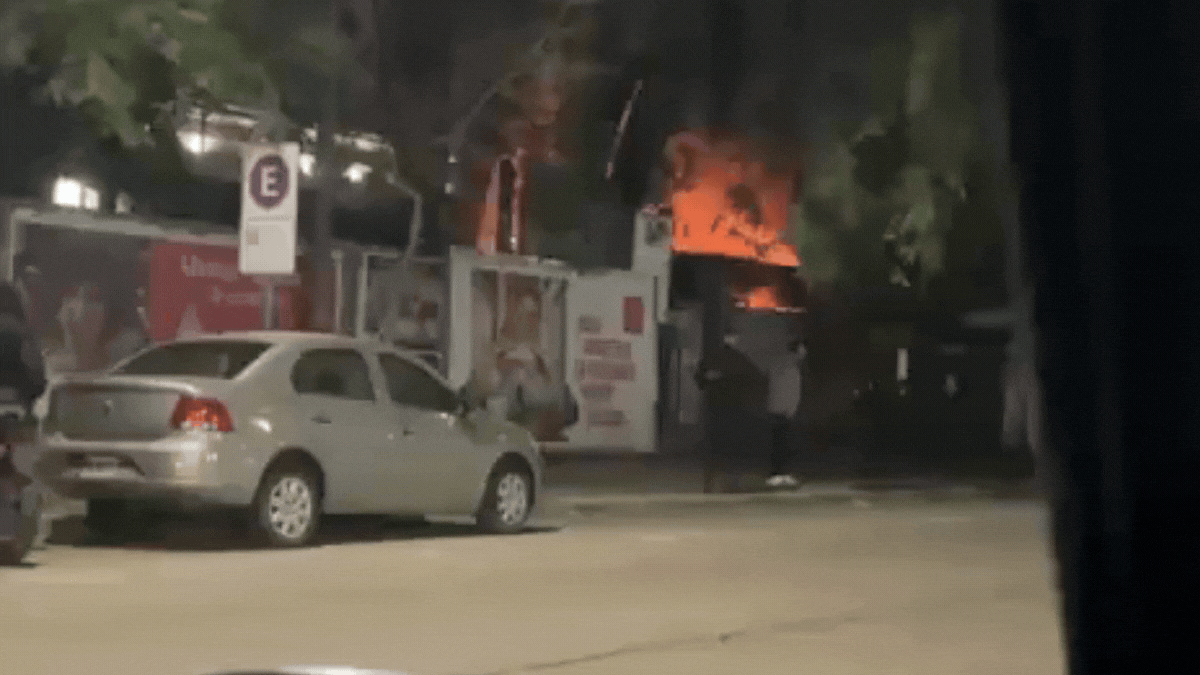 El incendio se desató durante a medianoche en un ambiente utilizado como depósito dentro de un estacionamiento.&nbsp;
