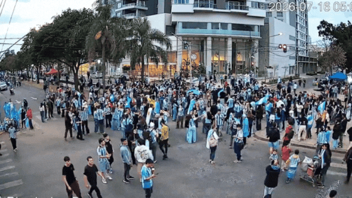 en pocos minutos, asi se lleno de gente bulevar y rivadavia para festejar el triunfo de argentina en pocos minutos, asi se lleno de gente bulevar y rivadavia para festejar el triunfo de argentina