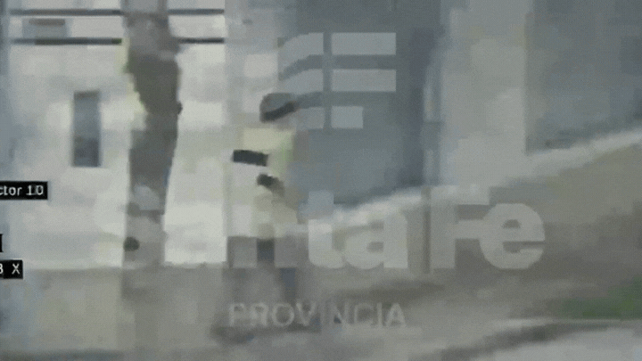 Operadores del sistema de videovigilancia detectaron al hombre, siguieron su desplazamiento por los techos y brindaron información en tiempo real a los efectivos policiales que concretaron la detención. Operadores del sistema de videovigilancia detectaron al hombre, siguieron su desplazamiento por los techos y brindaron información en tiempo real a los efectivos policiales que concretaron la detención.