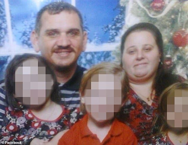 Terri Tregre (a la derecha), fotografiada con su familia, presuntamente ha empujado a la niña a su habitación cuando trató de escapar durante una violación.