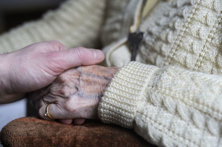 Tiene 86 años y visita todos los días a su mujer con Alzheimer, que ya no lo recuerda