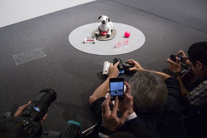 Aibo, el perro robot de Sony saldrá en enero del 2018. (Foto: Keith Bedford/Bloomberg)