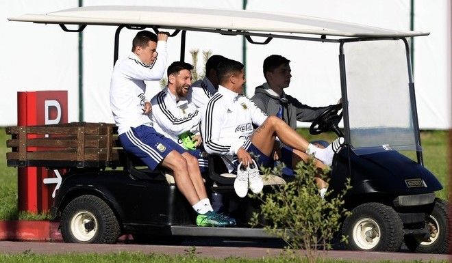 Argentinas footballers (L-R) midfielder Giovani Lo Celso, forward Lionel Messi and defender Marcos Rojo arrive on a car for a training session of Argentinas national football team at the teams base camp in Bronnitsy, near Moscow, on June 11, 2018 ahead of the Russia 2018 World Cup football tournament. / AFP PHOTO / JUAN MABROMATA