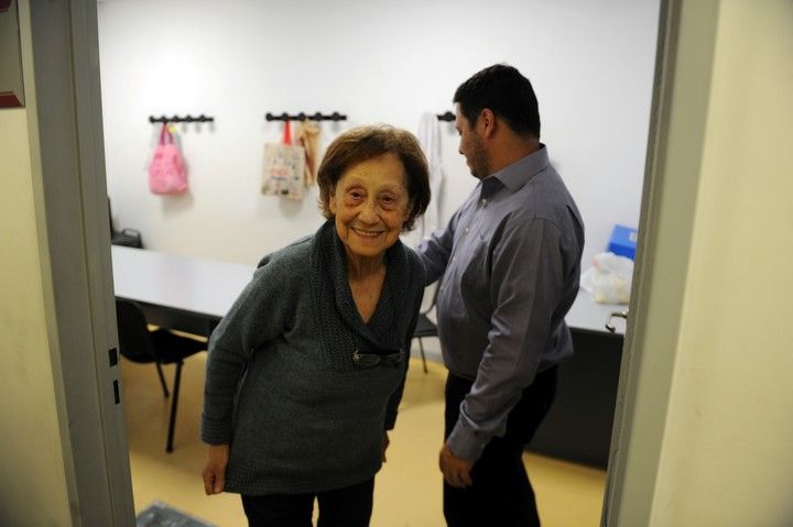 "Yo me siento muy bien, sigo tomando colectivos sola", dice Nelly, que padece Alzheimer moderado. (Foto Lucia Merle)