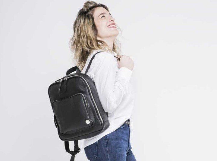 Emprendedora. Mara, la diseñadora de bolsos, como modelo. "Pasas de creadora a cadete", comenta, risueña. / Mara Mihaly