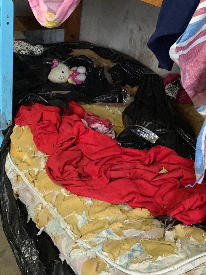 El interior de la casa de lo tíos de Sheila, donde habría sido asesinada la nena.