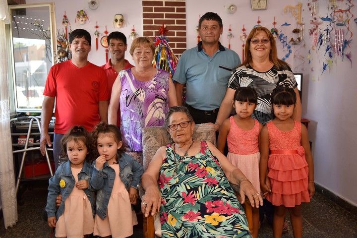 De izquierda a derecha, arriba: los nietos de doÃ±a Juana, Alfredo y Carlitos; sus hijos Hugo, Hilda y MÃ³nica y sus bisnietas Katia y Sandra. Abajo: las tataranietas de doÃ±a Juana, Isabella y Ambar; doÃ±a Juana y sus bisnietas Katia y Sandra (Daniel Feldman).