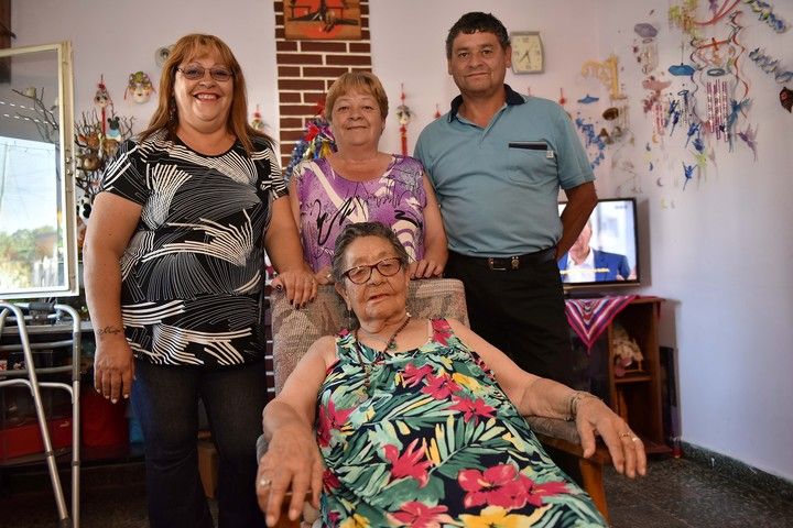 DoÃ±a Juana con sus hijos Hugo y MÃ³nica (en los costados) e Hilda, la trilliza, (en el centro) (Daniel Feldman).