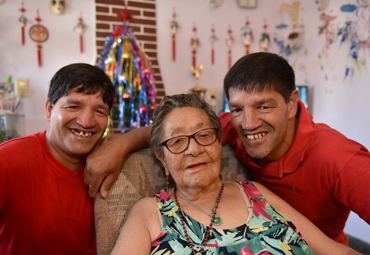 DoÃ±a Juana con sus nietos mellizos, Alfredo y Carlitos (Daniel Feldman).