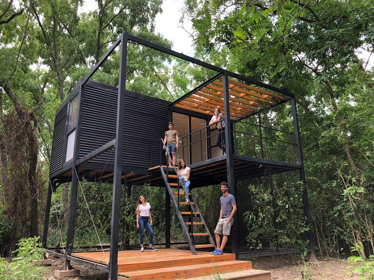 Equipo. Los autores del proyecto con la obra en plena ejecución.