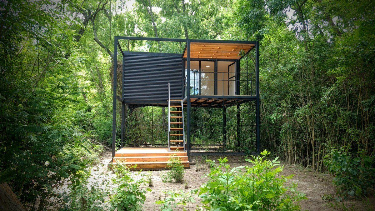 Programa. La casa se compone de planta baja pública y un primer nivel que aloja los espacios privados.