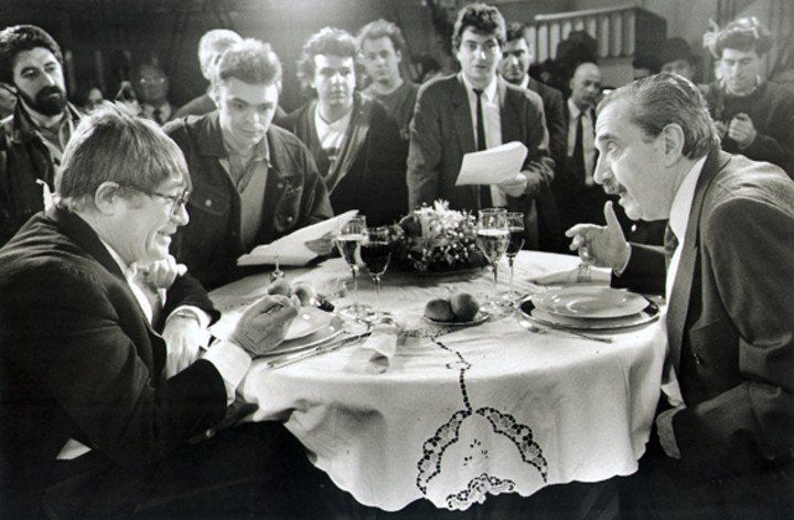 Década del ochenta. Tato compartiendo la mesa con el ex presidente, Raúl AlfonsÃn. Foto/ Archivo