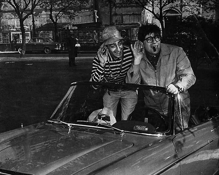Dos grandes se saludan. Alberto Olmedo como el Capitán Piluso y Tato Bores. Foto/ Achivo