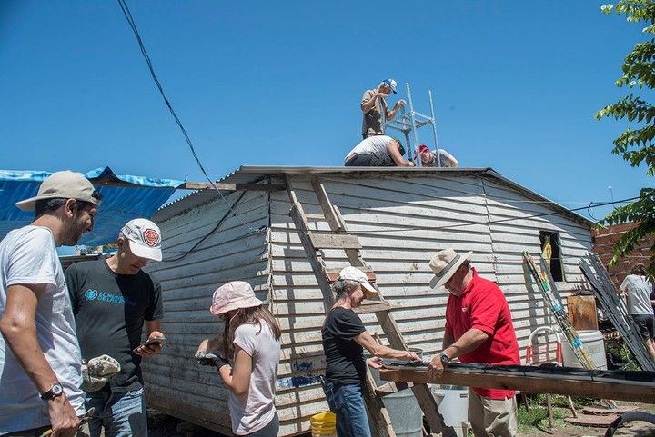 Sumando energÃ­as. AsÃ­ instalan un termotanque construido con botellas y latas encontradas en la basura. AquÃ­ en una villa de Pilar.