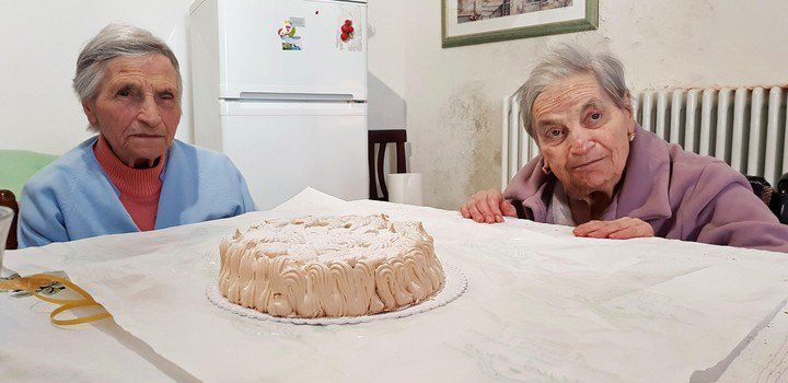 Las hermanas Maria (d) y Bruna (i) Fontanarossa, de casi noventa aÃ±os, son las Ãºltimas vecinas originarias de los "Sassi" de Matera, un barrio mÃ­sero de casas-cueva que el Gobierno italiano evacuÃ³ a mediados del siglo XX y que ellas se negaron a abandonar (EFE).