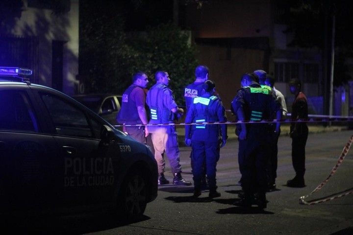 Agentes de la PolicÃa de la Ciudad y compañeros de Correa en el lugar donde lo balearon.