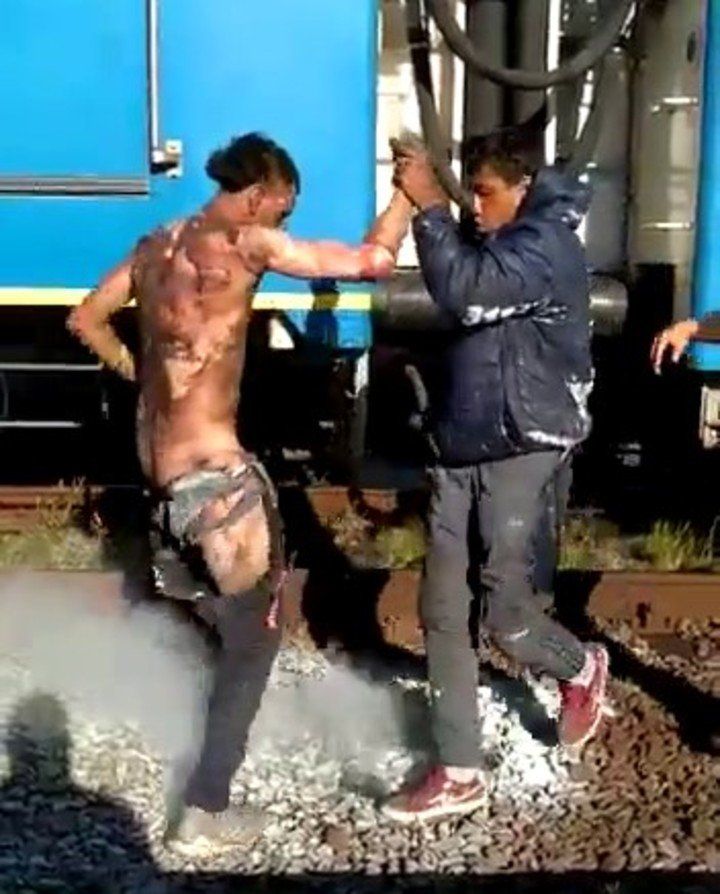 Viajaba en el techo del tren Roca y se electrocutó.