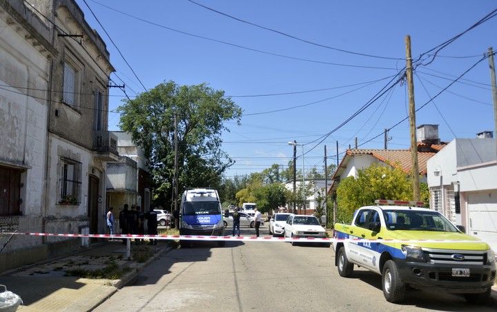 El cuerpo de Daniela Cicchini fue encontrado enterrado debajo de un contrapiso del patio de su casa de Tolosa (Mauricio NIevas)