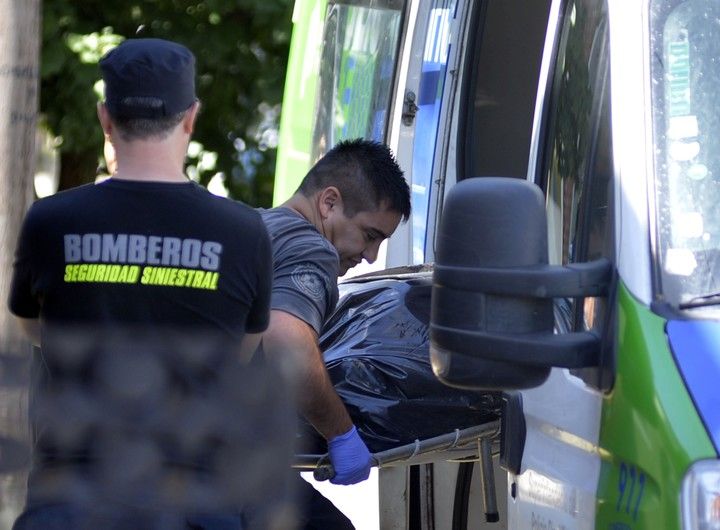 La Policía Científica se lleva el cuerpo de Daniela Cicchini. La buscaban hacía 8 meses. (Mauricio NIevas)