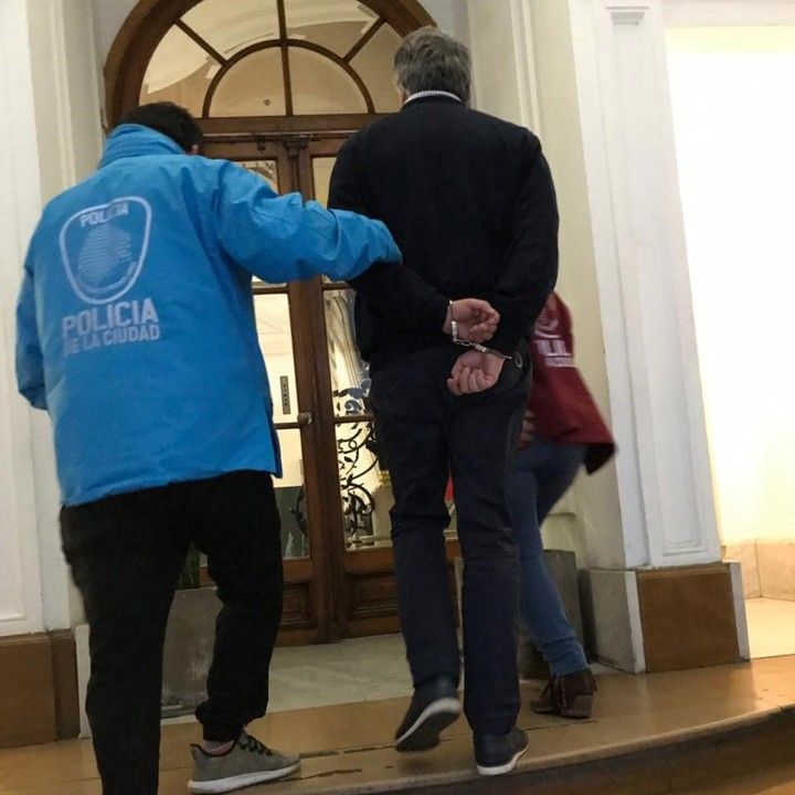 El pediatra, de 55 años, fue detenido en el hospital.