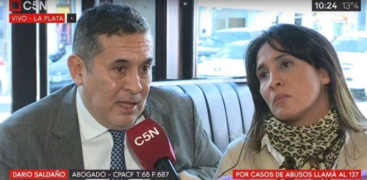 Se quedó dormida con su bebé de 2 años y cuando despertó, su mejor amiga la estaba violando