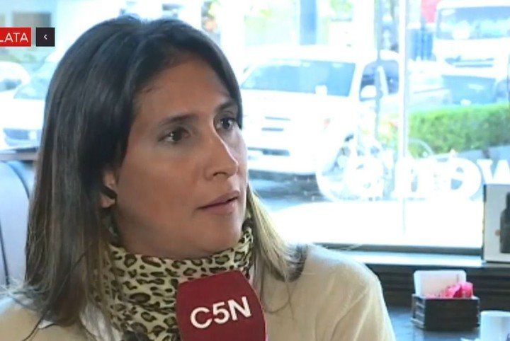 Se quedó dormida con su bebé de 2 años y cuando despertó, su mejor amiga la estaba violando