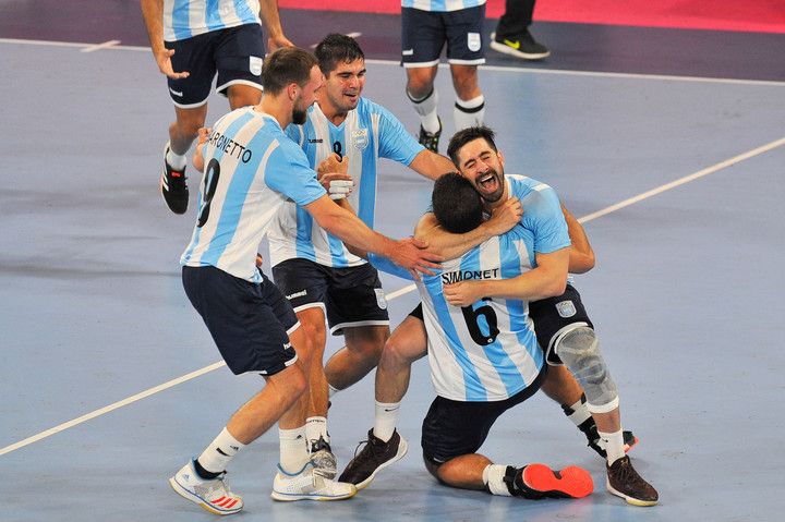 Abrazo de oro. Los Gladiadores campeones panamericanos y con pasaje a Tokio 2020. Foto Maxi Failla