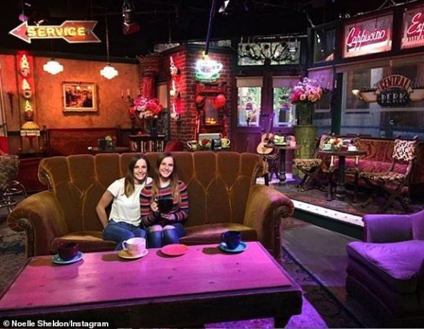 Las mellizas, en los estudios de Friends.