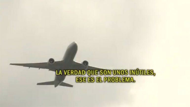 Dos aviones casi chocan y el piloto estalló contra la controladora de la torre de control