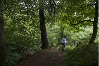 Un peatón mira la vista cerca del puente Overtoun en Dumbarton, Escocia