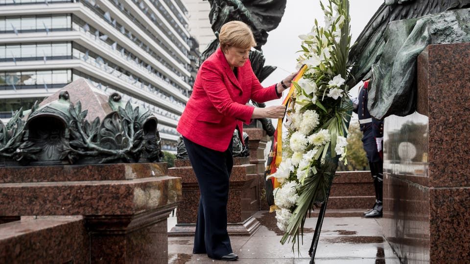 La canciller alemana Angela Merkel deposita flores en el monumento al General San Martín en Buenos Aires, Argentina. Foto: Michael Kappeler/ DPA