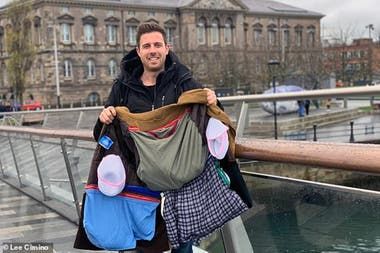 Lee estuvo astuto y le pidió a un modista para que le agregue bolsillos gigantes a un saco y, en ellos, metió mucha ropa que no tuvo que pagar y en ellos metió mucha ropa.