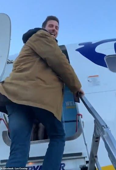 Lee subiendo al avión luego de su victoria.