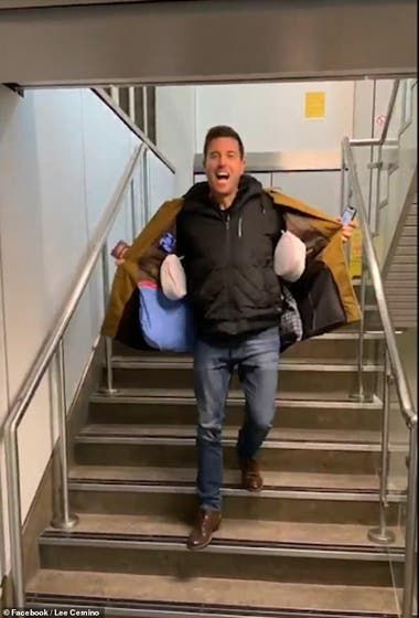 Lee feliz después de poder pasar sin pagar con más ropa en su abrigo.