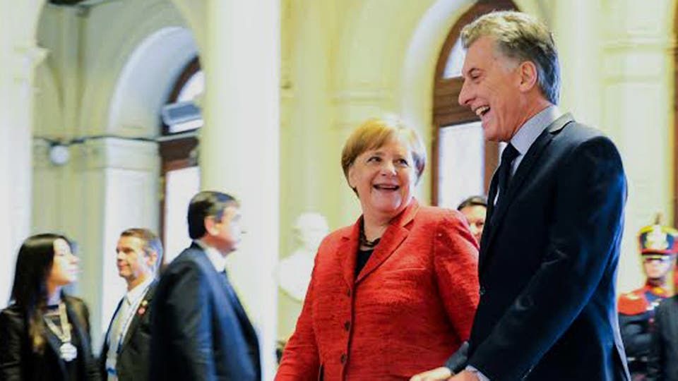 La canciller alemana Angela Merkel es recibida por el presidente Mauricio Macri en la Casa de Gobierno. Foto: Presidencia