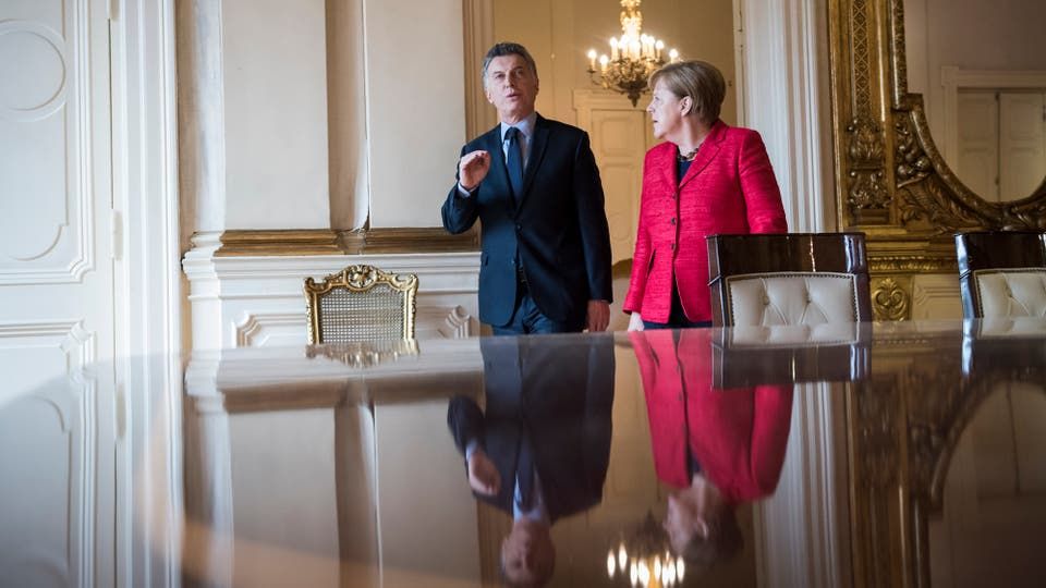 La canciller alemana Angela Merkel junto al presidente argentino Mauricio Macri en la Casa de Gobierno. Foto: Steffen Kugler