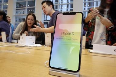 En los Ãºltimos lanzamientos la compaÃ±Ã­a incrementÃ³ el precio de su smartphone al superar los 1000 dÃ³lares en algunas versiones