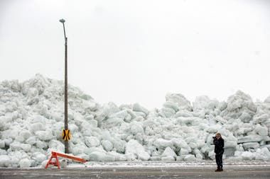 Enorme pared de hielo formada sobre la costa