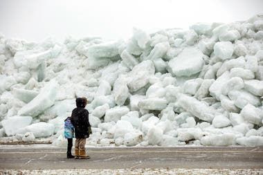 Los vientos empujaron el hielo y crearon una especie de tsunami
