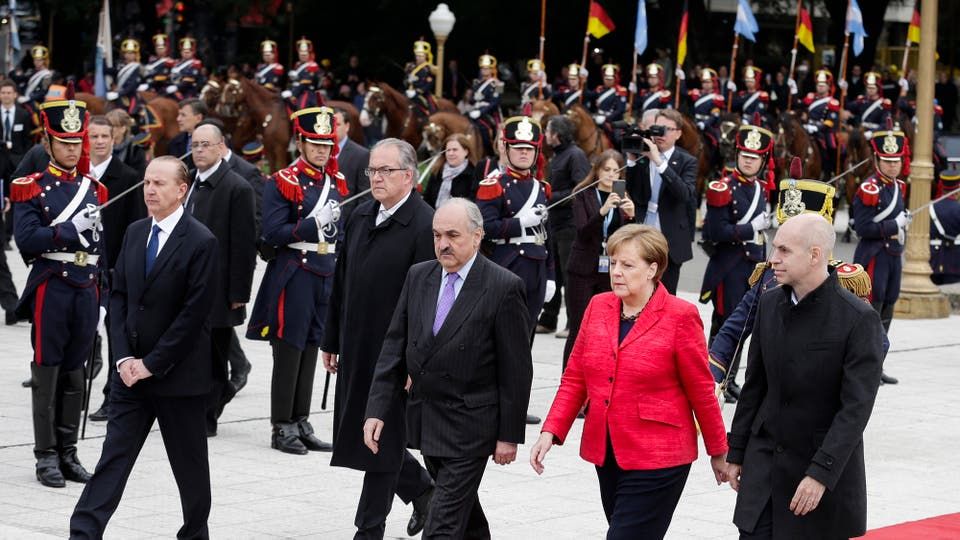 Merkel junto al jefe de gobierno, Horacio Rodríguez Larreta, durante el homenaje al general San martín. Foto: AP / Victor R. Caivano