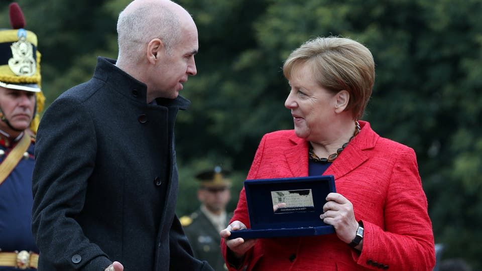Angela Merkel recibe la llave de la ciudad de Buenos Aires durante un homenaje a José de San Martín. Foto: Reuters / Agustin Marcarian