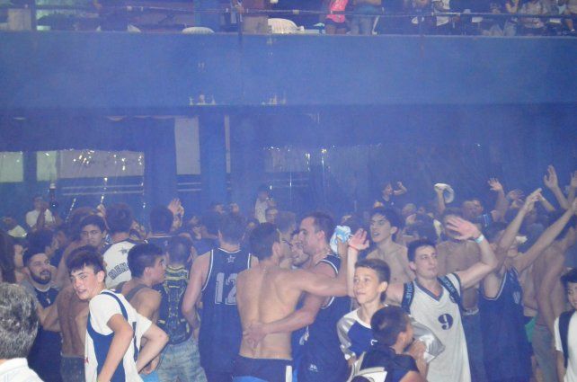 "Joker": la trágica vida de River Phoenix, el talentoso actor hermano de Joaquin que murió en sus brazos a los 23 años