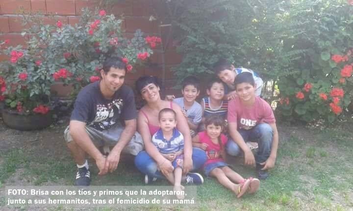 Brisa junto a sus tíos, primos y hermanos